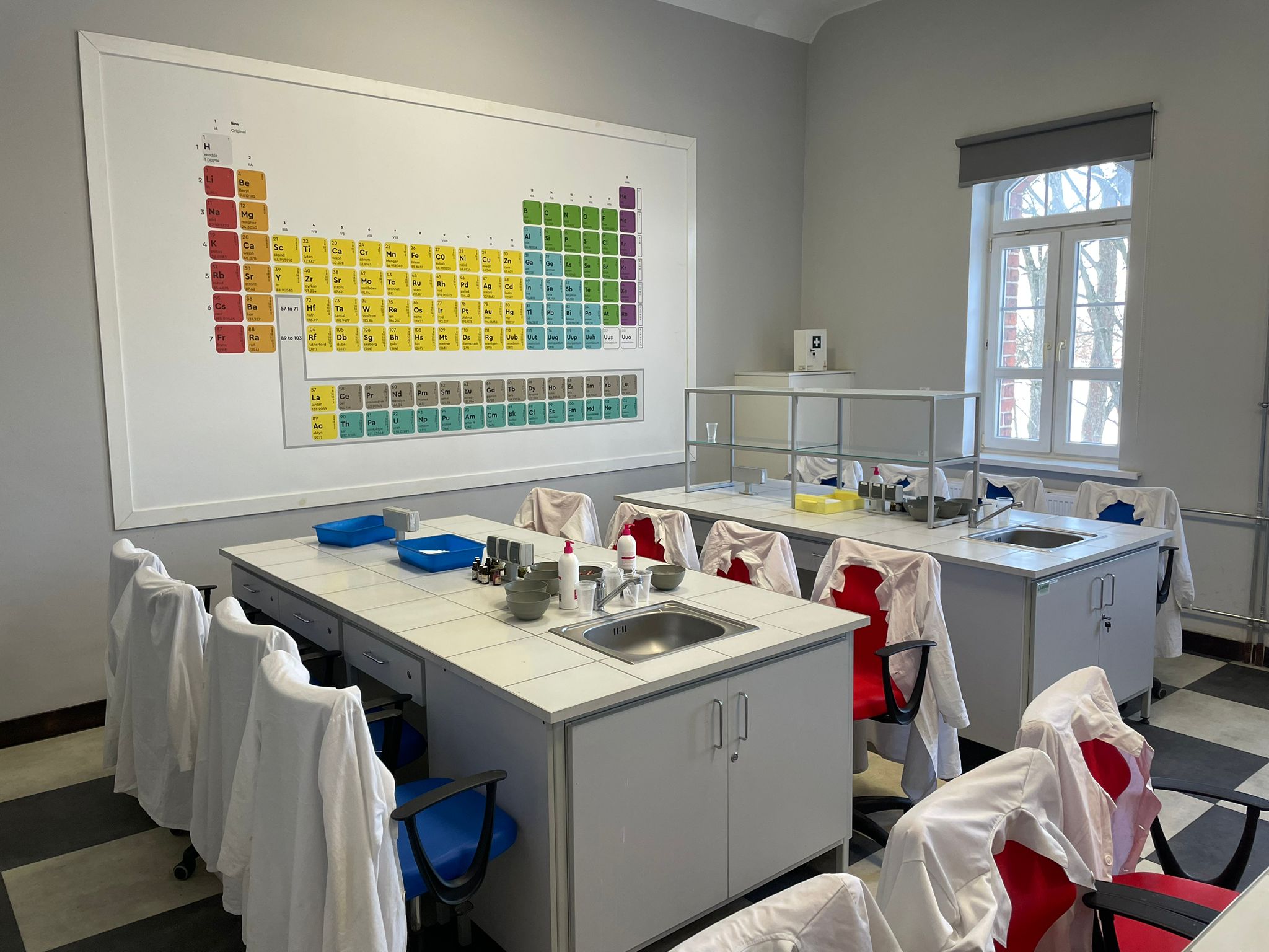 Pracownia Przyrodniczo‑Chemiczna – odkrywanie świata nauki.